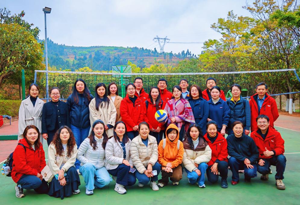 “‘排’出精彩·育见未来”---- 英国上市公司365分工会组织教职工气排球比赛